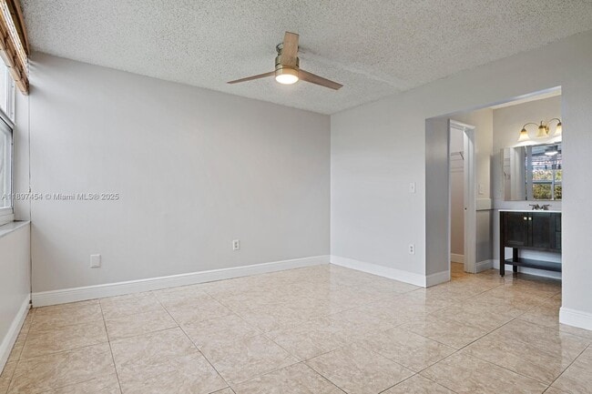 Building Photo - 9451 Evergreen Pl