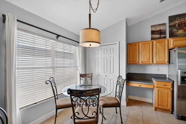 Building Photo - 2725 Pointe Cir