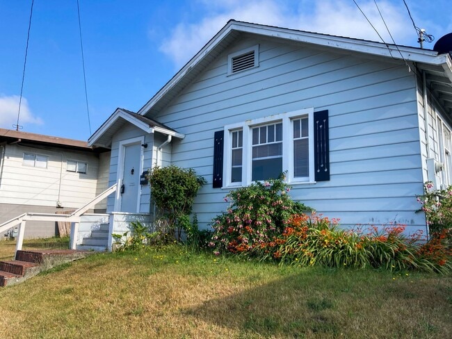 Building Photo - Pet-friendly home with a detached garage!