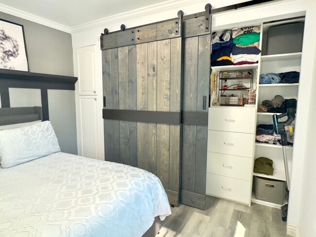 Building Photo - Upgraded One-Bedroom in Kensington