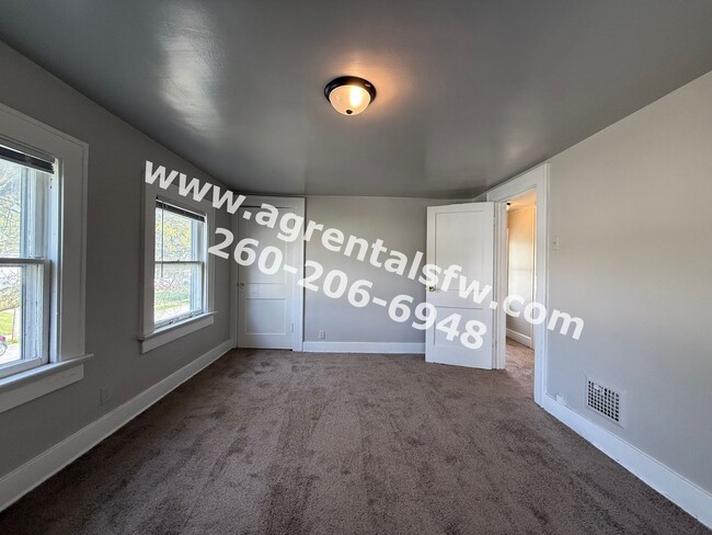 Building Photo - 2 Bedroom House