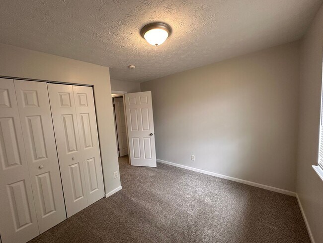 Building Photo - Beautiful 3 bed (Possibly 4 bed) with 2.5 baths Home located in Warren Township