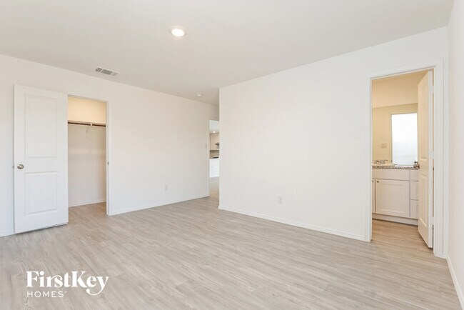 Building Photo - 10714 Vinateros Dr