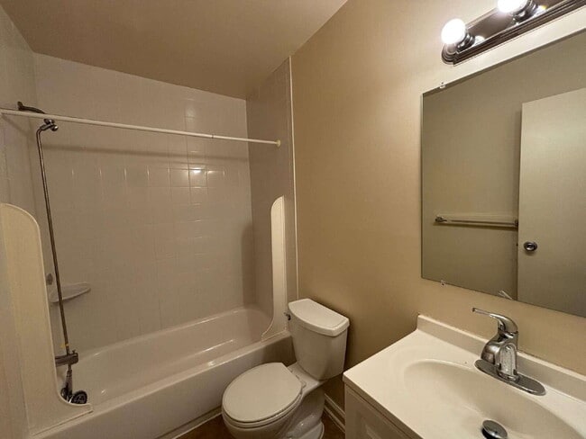 Building Photo - Charming Townhome in Prime Annandale Location