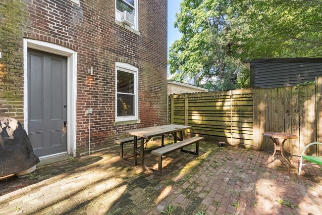 Building Photo - 717 Lampton St