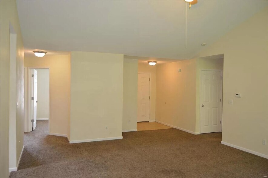 Front door and hallway - 24110 Tanglewood Rd