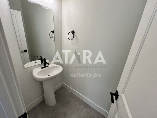 Building Photo - 955 S 850 W