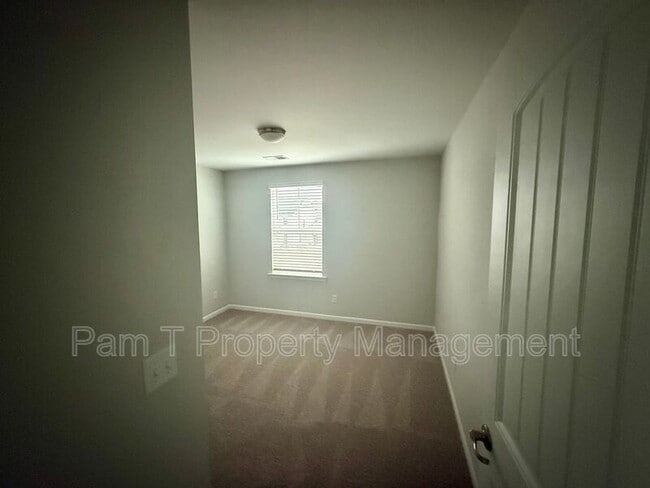 Building Photo - 400 Airways Ave