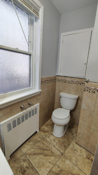 Building Photo - 523 W Nedro Ave