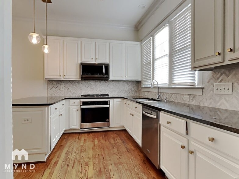 Building Photo - 711 E 9th St