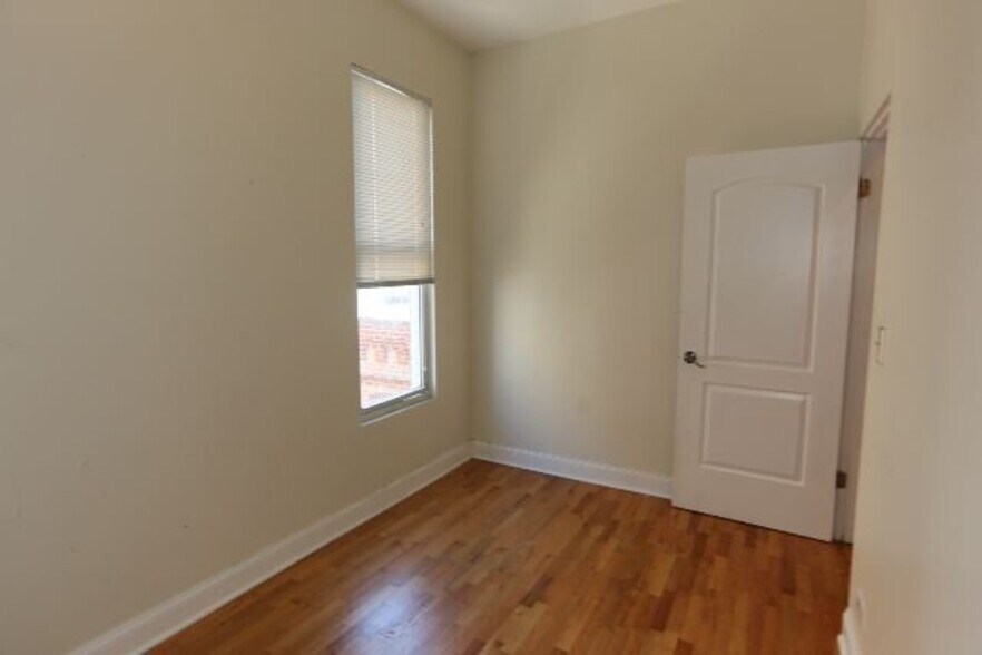 Building Photo - 1411 W Erie St