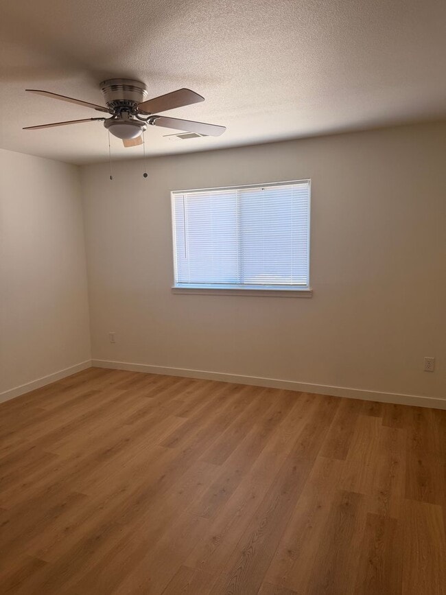 Building Photo - Updated 3-bedroom, 2-bath home in Redding