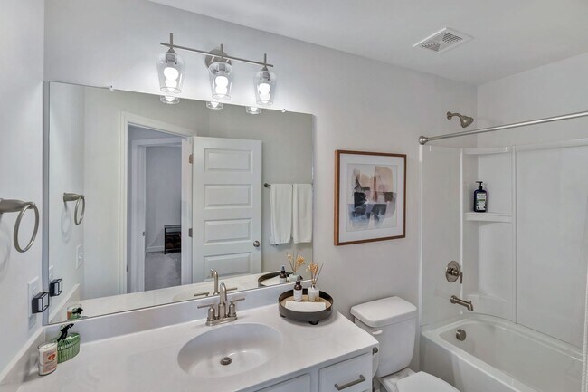 Building Photo - Hendersonville Townhome