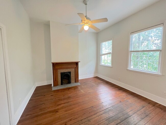 Building Photo - 2 BED | 2.5 BATH | DOWNTOWN LIVING | PRIVATE COURTYARD | WALK TO EVERYTHING