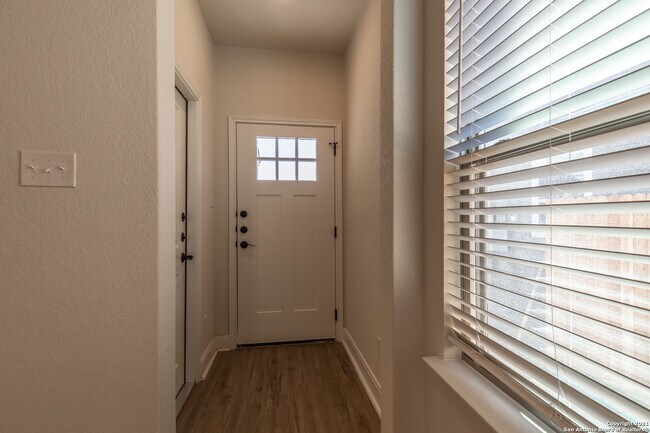 Building Photo - 10359 Lynwood Crk