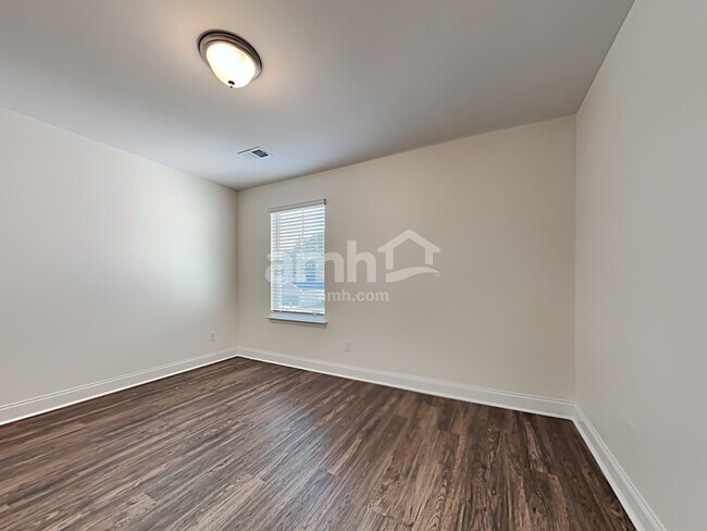 Building Photo - 608 W Lionel Rd