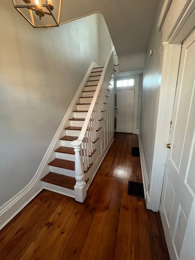 Building Photo - 816 Main St