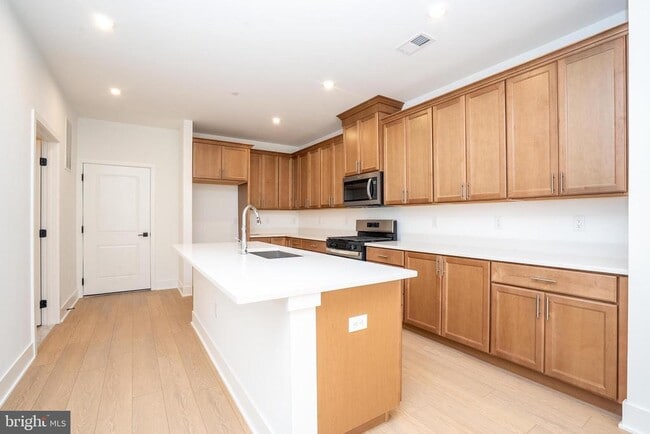 Building Photo - 8104 Donatello Dr