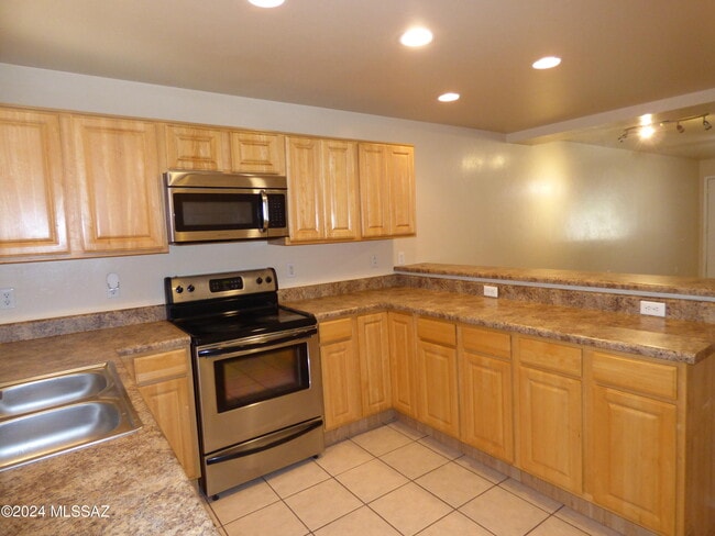 Building Photo - 1077 N Riverside Dr