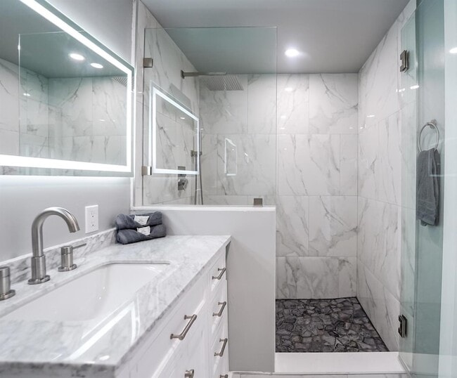 Building Photo - 2531 NE 47th St