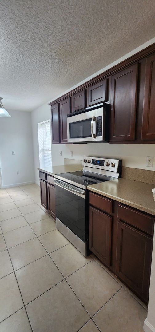 Building Photo - Serene Home on golf Course with Large Screened Patio