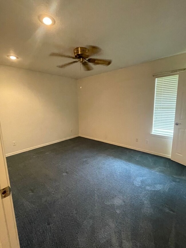 Building Photo - Large Home!
