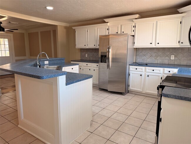 Building Photo - 628 Truman St