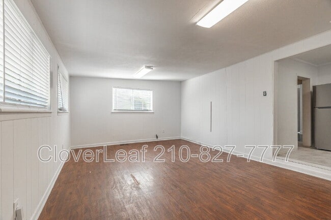 Building Photo - 323 Barrera St