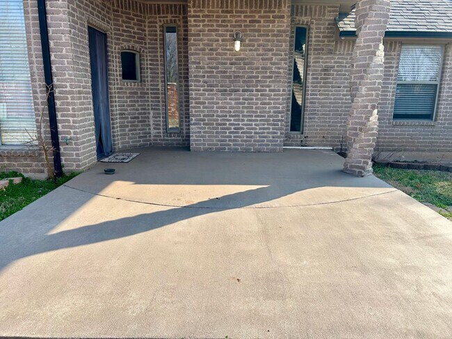 Building Photo - AVAILABLE NOW - $500 OFF FIRST FULL MONTH - Beautiful Home In Edmond School District!