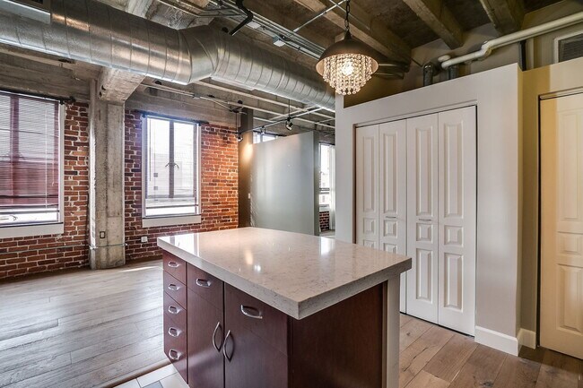 Building Photo - 114 W Adams St