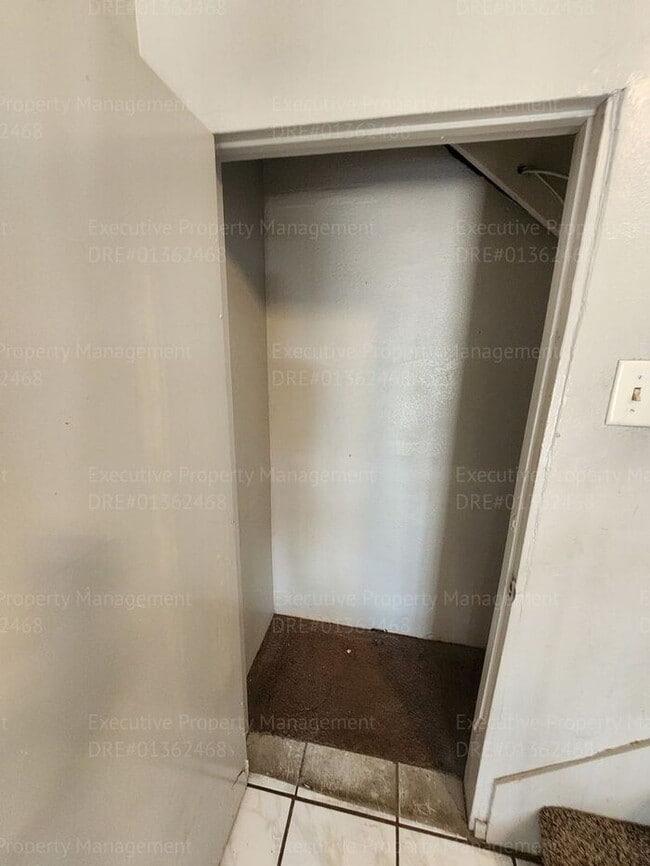 Building Photo - Charming 3 bedrooms/ 2.5 bathroom home.