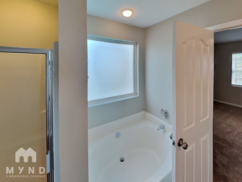 Building Photo - 303 Holton Dr