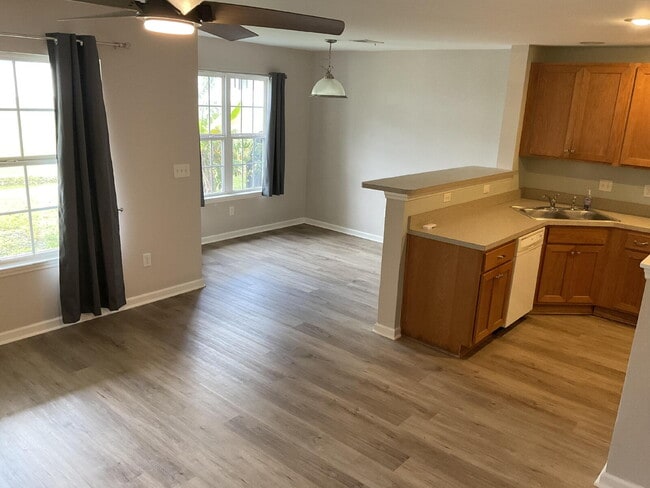 Building Photo - Adorable 2 Bedroom Townhome in Azalea Square