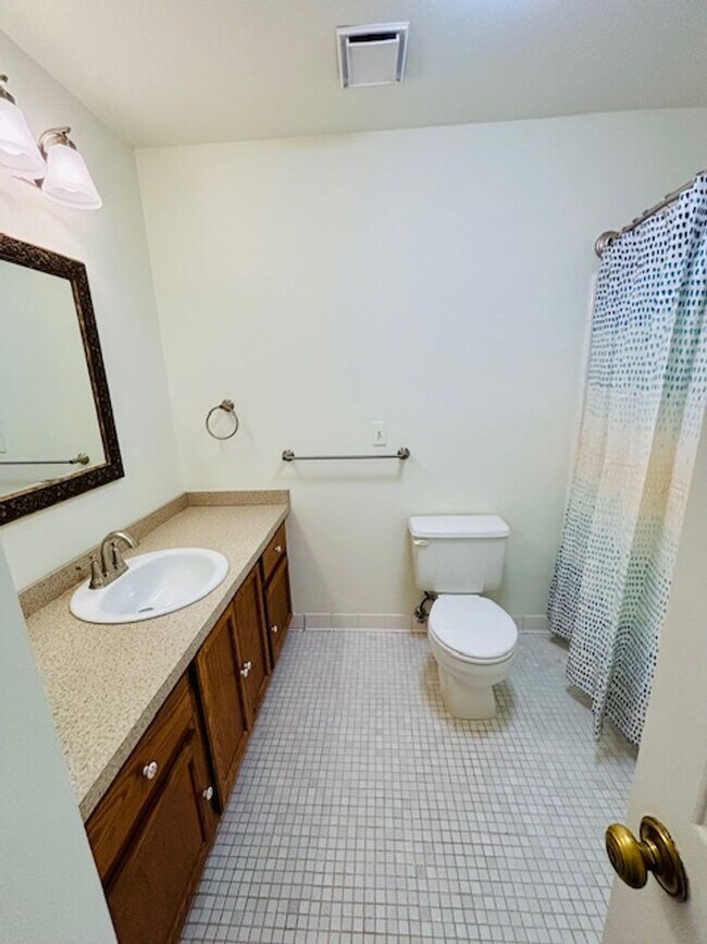 Building Photo - Beautiful 2 bedroom upper condo with 1 car garage, Harrison Township