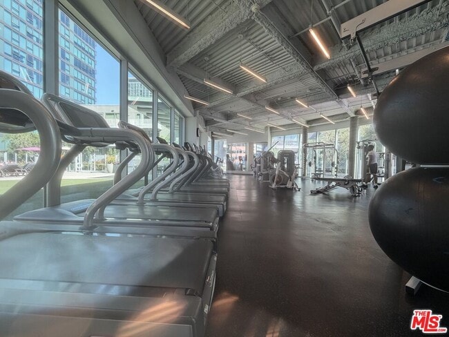 Building Photo - 901 Flower St