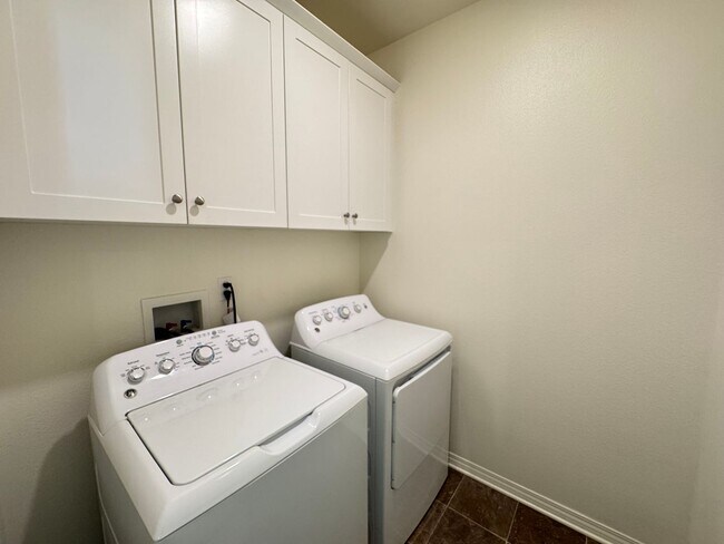 Building Photo - Beautiful 3Bd/2.5Ba Home in Gated Prado Co...