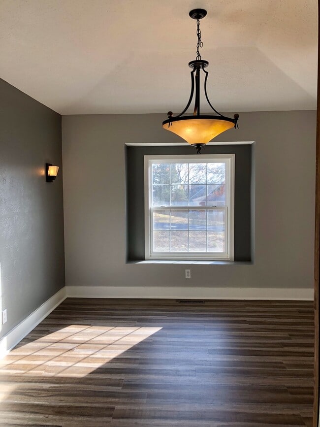 Building Photo - Beautiful  4 bedroom Remodeled Home in Ravenwood  Springfield MO