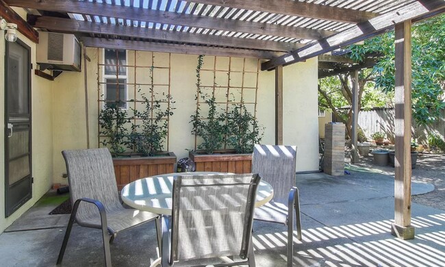 Building Photo - 6487 Hidden Creek Dr