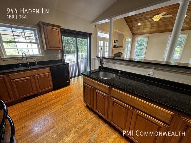 Building Photo - 3 Bed / 2 Bath Single Family with 1b1b in-...