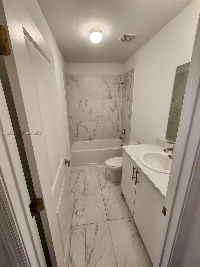 Building Photo - 452 NW 12th Pl