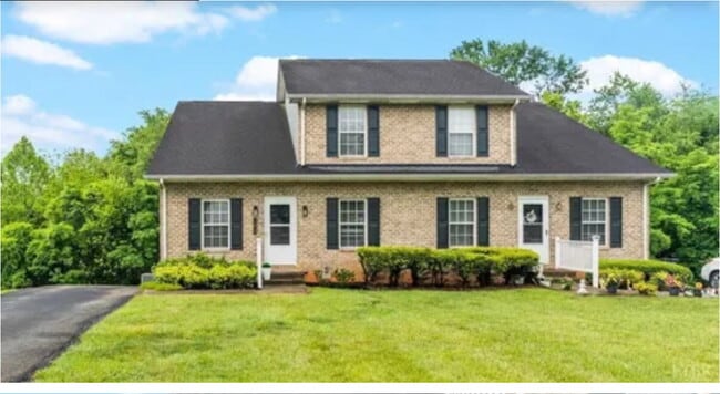 Primary Photo - 3 Bedroom 2 Full Bath townhome in a Cul-de...