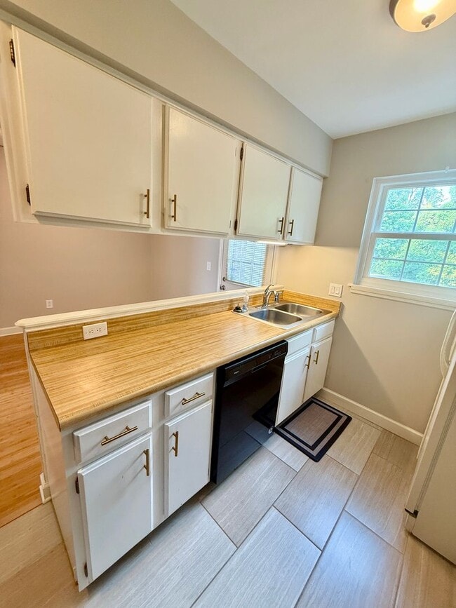Building Photo - 2 Bedroom Hermitage condo only $1600!  Ava...