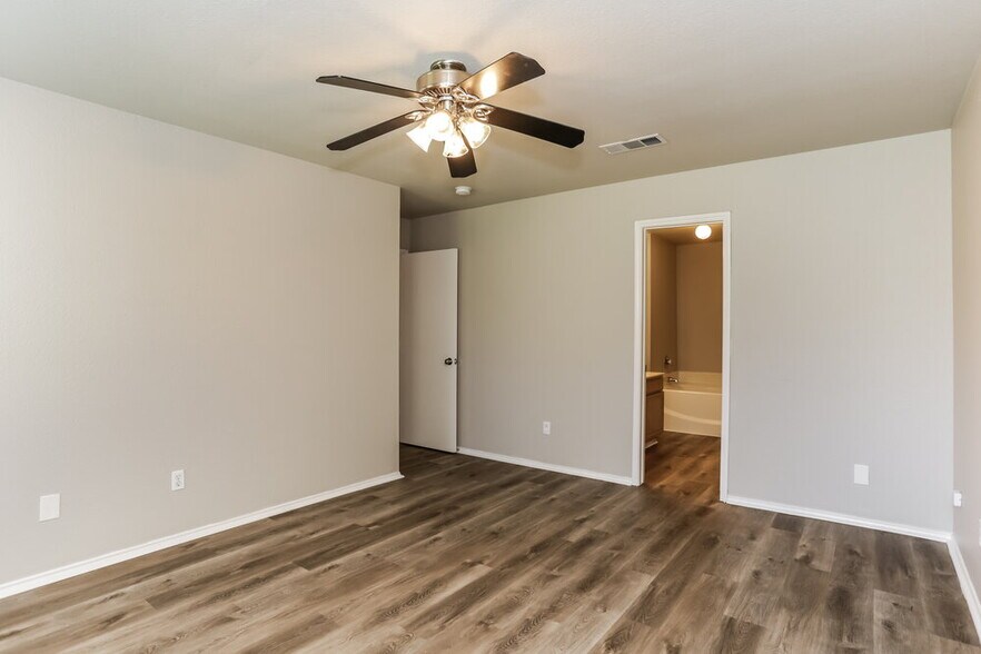 Building Photo - 1402 Gray Dawn Dr