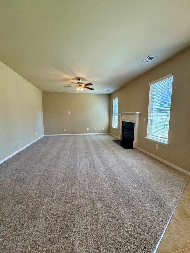 Building Photo - This beautiful 4-bedroom, 2.5-bath home Move-in ready and is waiting for you!