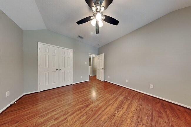 Building Photo - 10 Prairie Oak Dr