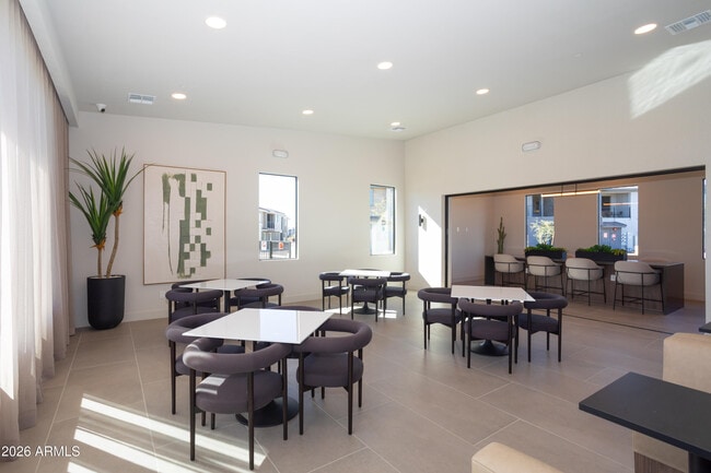 Building Photo - 2121 W Sonoran Desert Dr