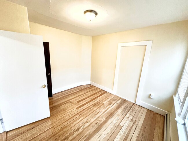 Building Photo - 1019 W Main St