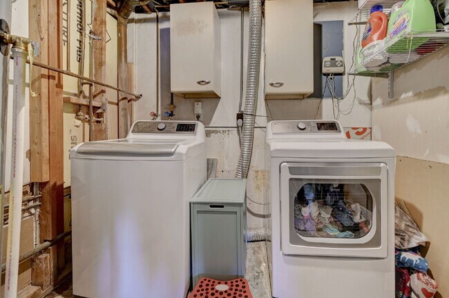 Building Photo - Charming 4-Bed Home with Bonus Room, Firep...