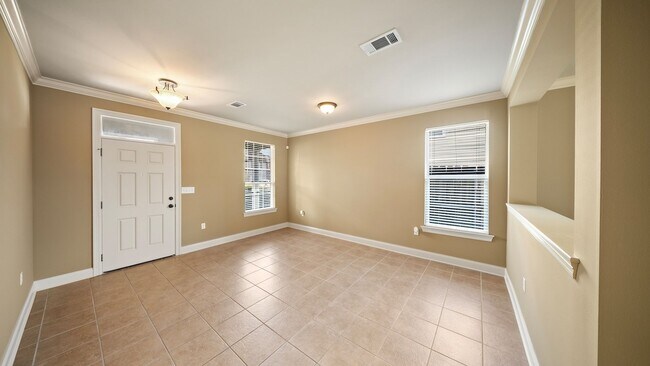 Building Photo - 3 Bedroom home with a Bonus area! Sits on ...