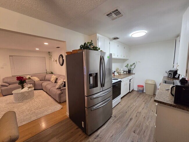 Building Photo - 3 bed 1 bath Duplex with garage and privat...